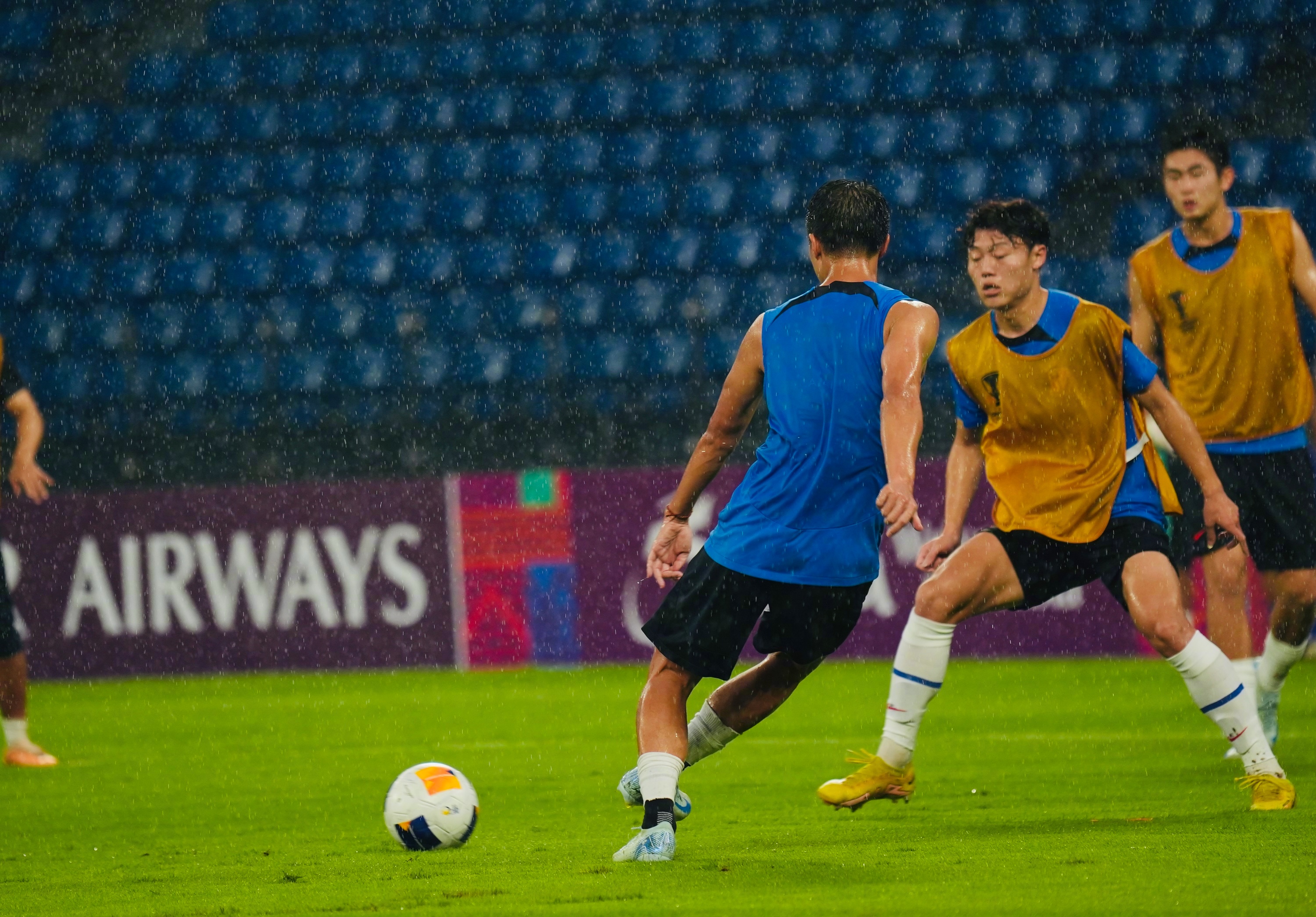 米兰体育-包含赛地聚焦：意甲冲刺阶段热度飙升；浙江队防线松动；气氛紧张；年轻球员得到机会的词条